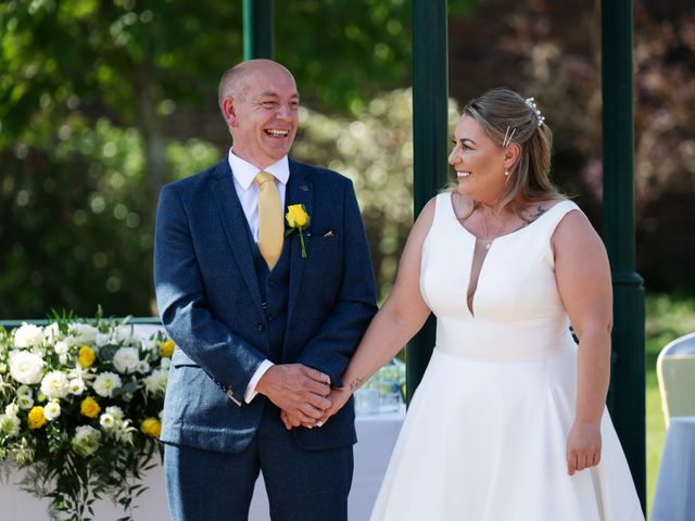 Pete and Vicky's Wedding in Hemel Hempstead, Hertfordshire 8