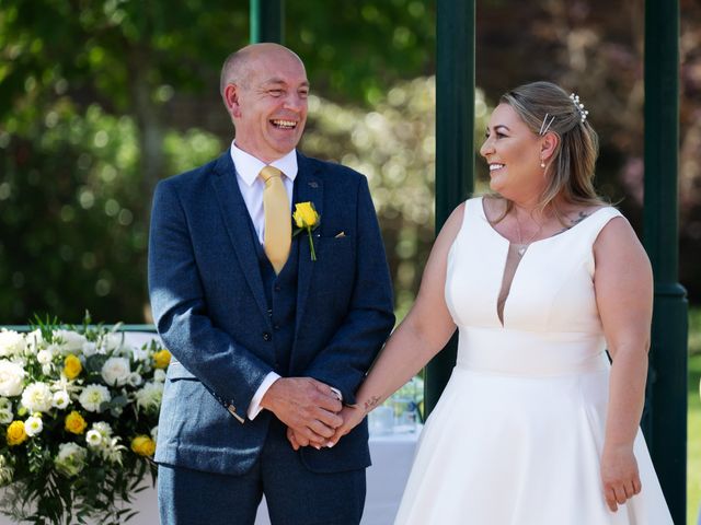 Pete and Vicky's Wedding in Hemel Hempstead, Hertfordshire 9