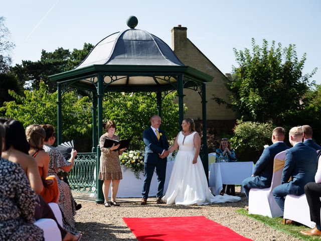 Pete and Vicky's Wedding in Hemel Hempstead, Hertfordshire 11