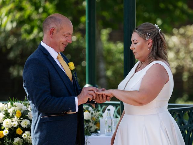 Pete and Vicky's Wedding in Hemel Hempstead, Hertfordshire 12