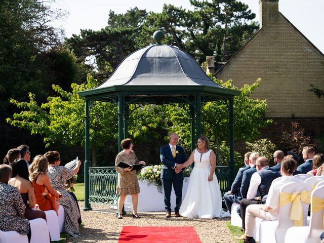 Pete and Vicky's Wedding in Hemel Hempstead, Hertfordshire 13