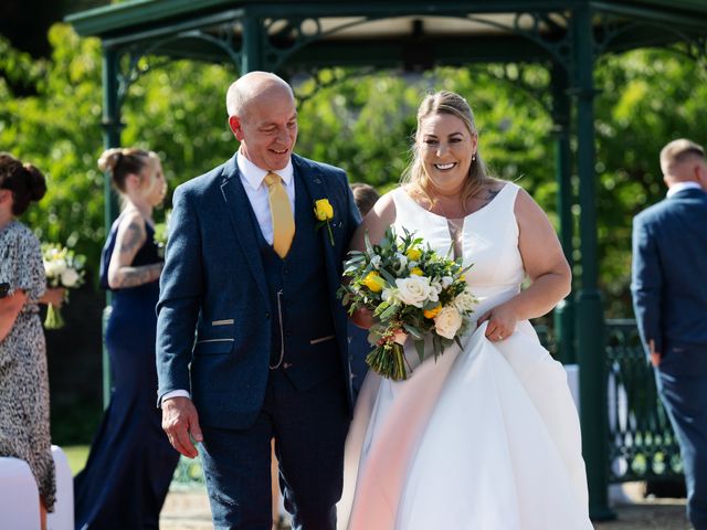 Pete and Vicky's Wedding in Hemel Hempstead, Hertfordshire 15