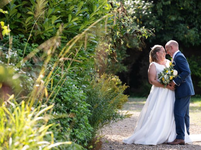 Pete and Vicky's Wedding in Hemel Hempstead, Hertfordshire 23