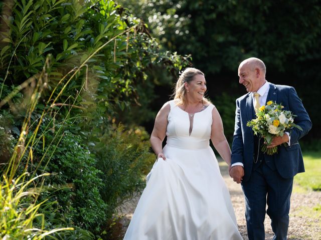 Pete and Vicky's Wedding in Hemel Hempstead, Hertfordshire 24