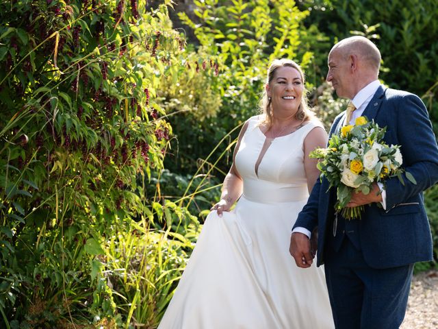 Pete and Vicky's Wedding in Hemel Hempstead, Hertfordshire 26