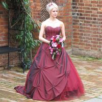 Re: Anyone going to be a veromia bride???/