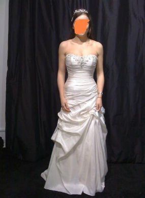 Re: Can we get a post of pics showing everyone's dresses please??