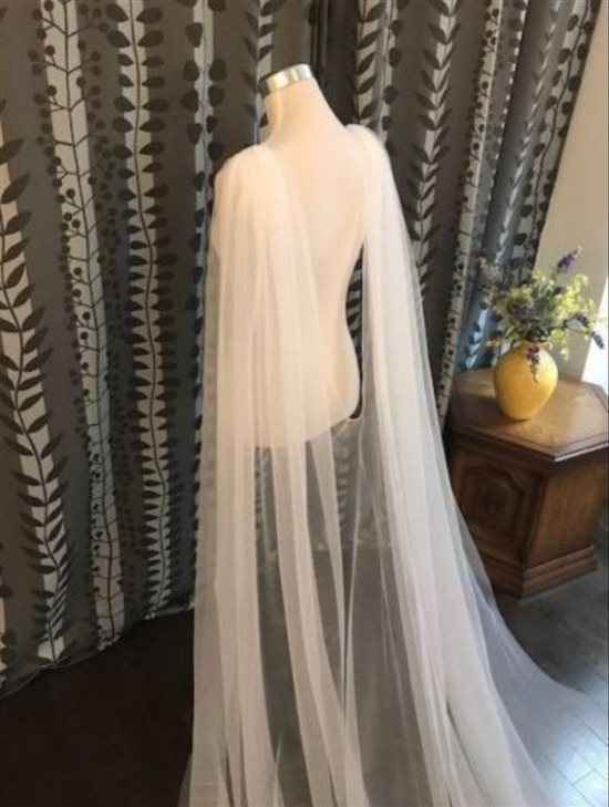 Tile cape veil, white. Brand new!