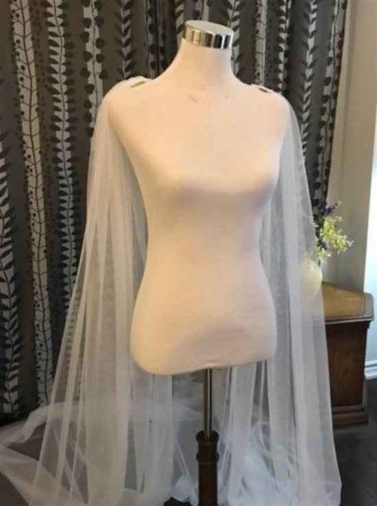 Tile cape veil, white. Brand new!