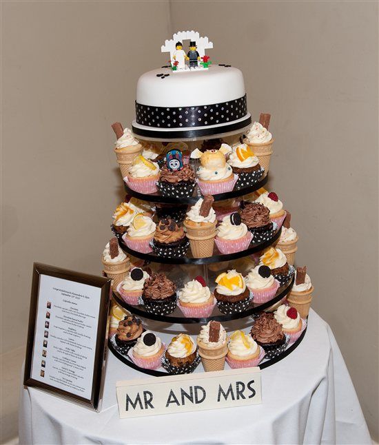 Re: FLASH ME YOUR WEDDING CAKES!