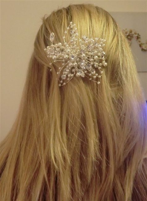 Re: Silver coloured vintage look headpiece for sale. Pearls and Diamantes, flower shaped on comb.