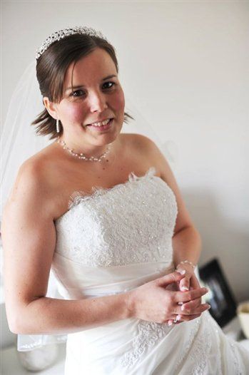Re: Please post your wedding dress piccies - in a dilemma!