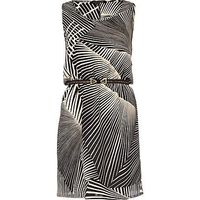 Re: Is anybody good with fashion?