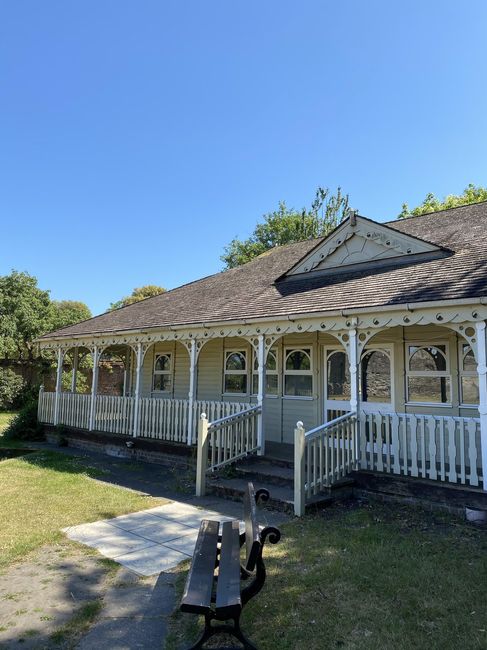 When to send invites out for a bank holiday wedding - 1