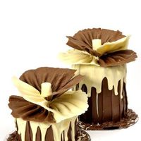 Re: FLASH ME YOUR WEDDING CAKES!