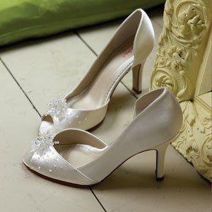 Re: Please help...shoe shopping with *flashes*