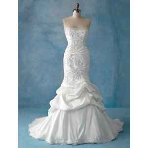 Re: Please post your wedding dress piccies - in a dilemma!