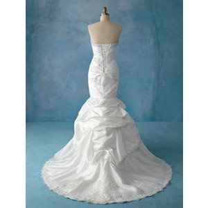 Re: Please post your wedding dress piccies - in a dilemma!