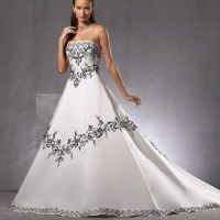 Re: Coloured dresses - is anyone having one?