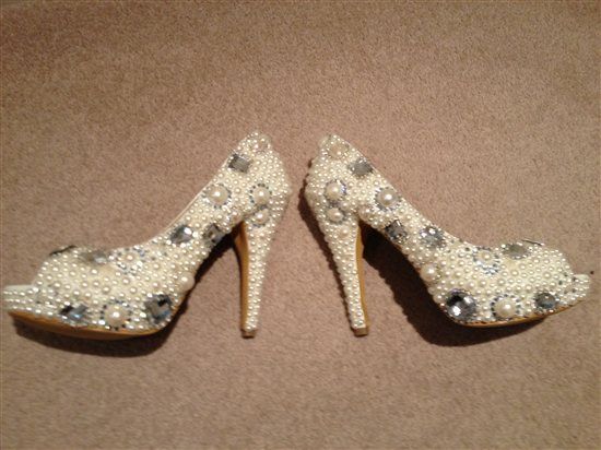 2 pairs of beautiful unworn bridal/wedding shoes for sale!