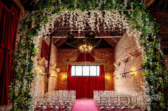 I love the walls of this venue 