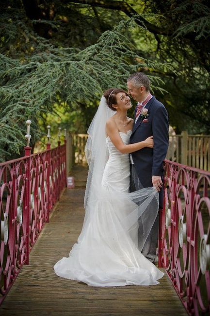 Re: Could your H describe your wedding dress?!