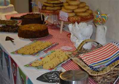 Re: Looking for bunting and a polaroid camera