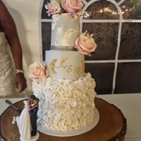 What Would be the Perfect Wedding Cake for My Friend? - 1