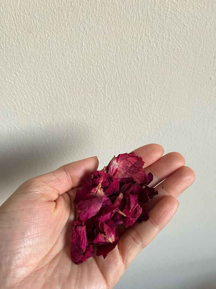 Natural confetti: biodegradable rose petals - 1