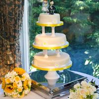 Re: anyone had, having or has anyone just seen a M&S wedding cake?