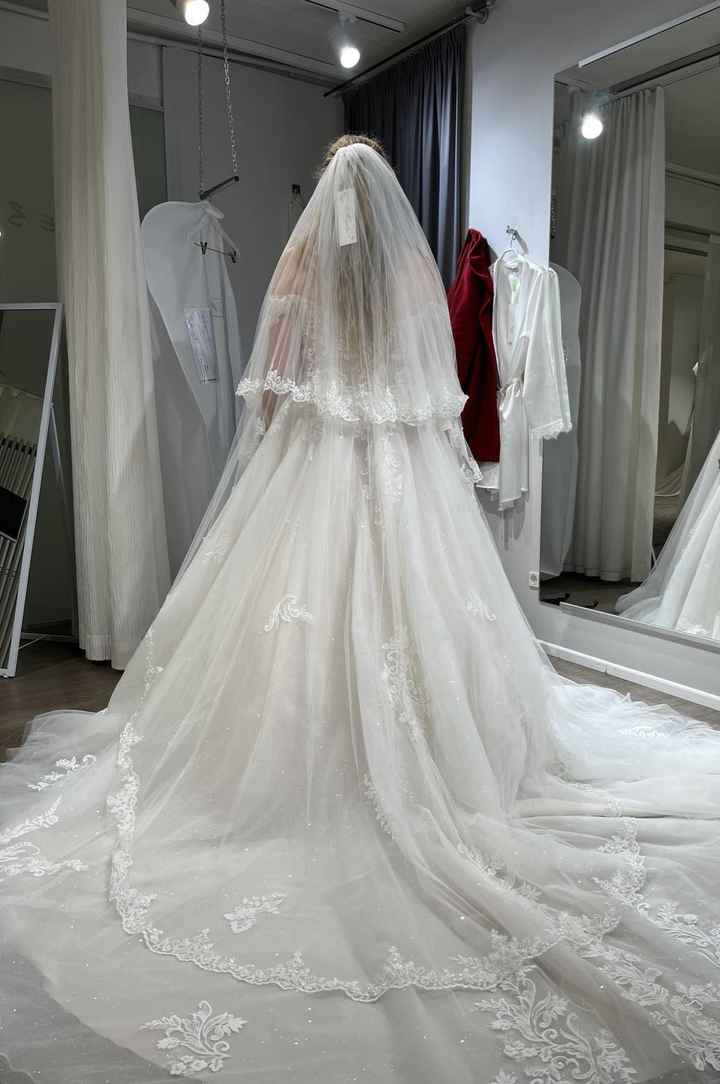 Does this veil match the dress? - 1