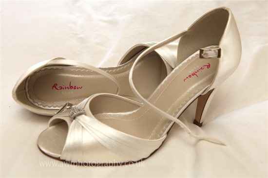 Re: Shoes, shawls and decorations wanted