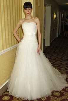 Re: Please post your wedding dress piccies - in a dilemma!