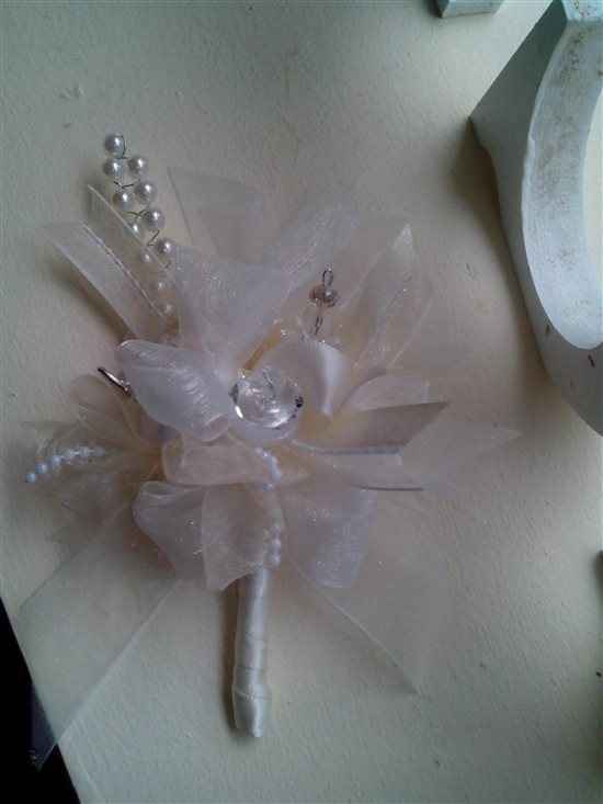 Re: bouquet charm equivalent for the groom?