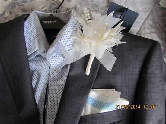 Re: bouquet charm equivalent for the groom?