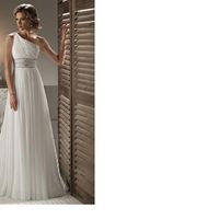 Re: Wedding dresses - is everything strapless? with Flashes