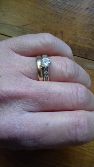Engagement ring and wedding ring different metals? - 1