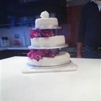 Re: anyone had, having or has anyone just seen a M&S wedding cake?