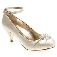 Re: What shoe type / heel height are you wearing on your big day?