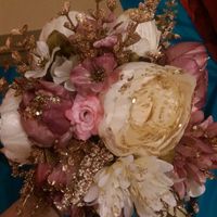 Re: Anyone made their own Bouquet with artificial flowers?