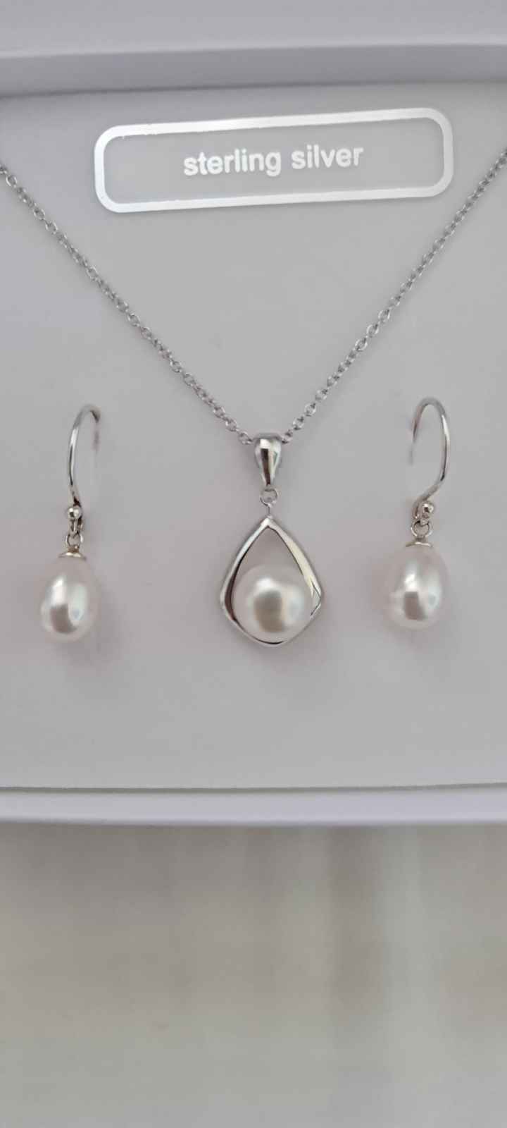 What jewellery matches a champagne wedding dress? 1