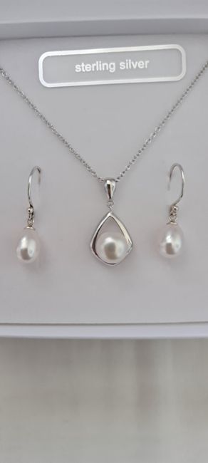 What jewellery matches a champagne wedding dress? - 1