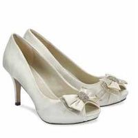 Re: I need to rant - shoes are too small, dress is a dust magnet & can't find makeup artist for enga