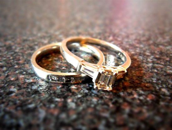 Re: Missing some sparkle in my life.... Flash me your engagement/wedding rings!!!