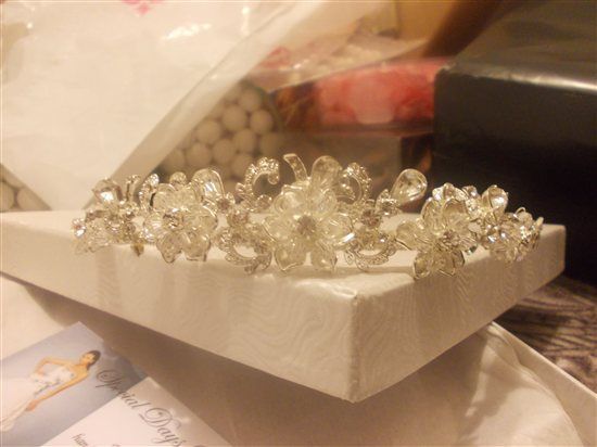 Re: Flash of hair and wedding dress detail please help find hair comb.