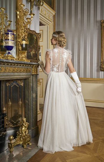 Veil and accessories to match this dress - 2