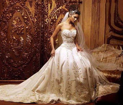 WHICH DESIGNER MADE THIS DRESS???