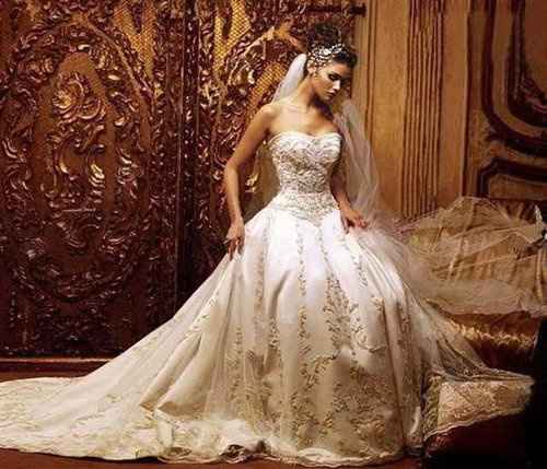 WHICH DESIGNER MADE THIS DRESS???