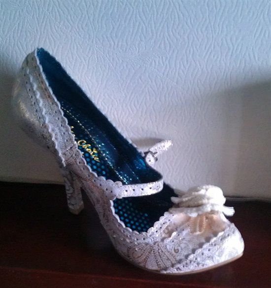 Re: OM's - flash me your wedding shoes **Ankle strap shoes please**