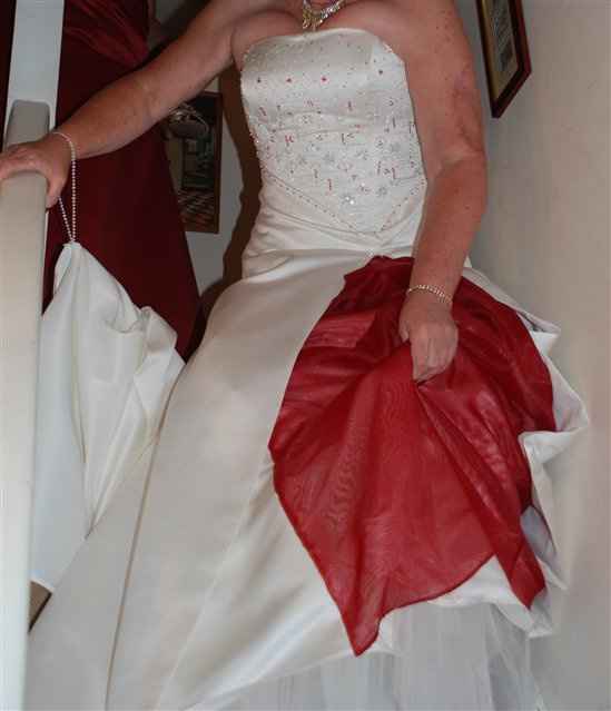 Re: Anyone having/had a red dress?